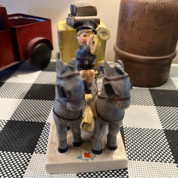 COLLECTIBLE HUMMEL FIGURINE THE MAIL IS HERE HORSE DRAWN CARRIAGE CHRISTMAS GIFT - Picture 3 of 7